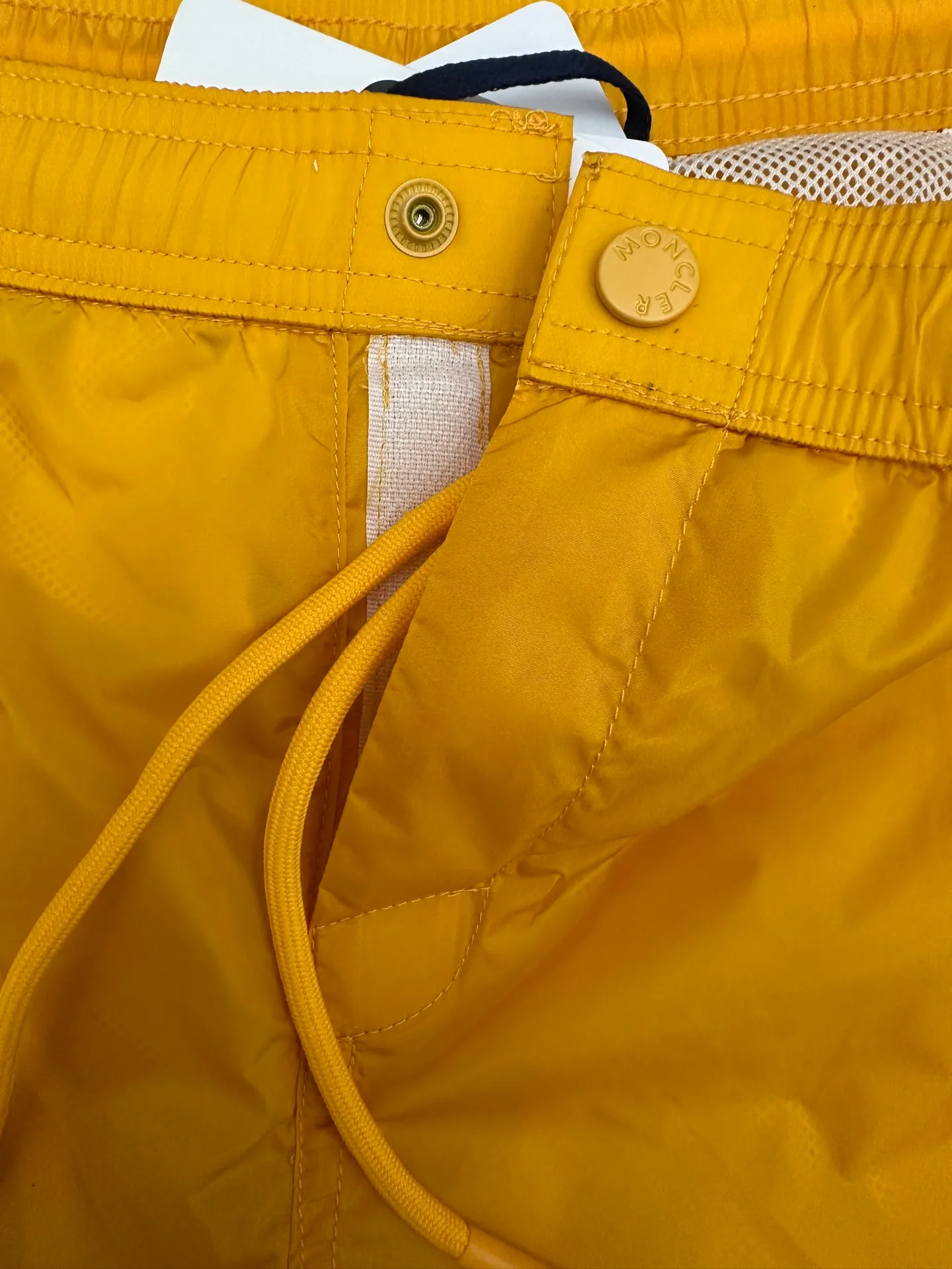P163💰Moncler Yellow 2026ss 、 ， Yellow ， ， Classic Moncler ， + ， 、 ， + 。 ： ， ， ：100% ， 、 Breathable， ：100% ， ， ， Moncler 。（ 1.78/140 M ） Sizes：S、M、L、XL、
